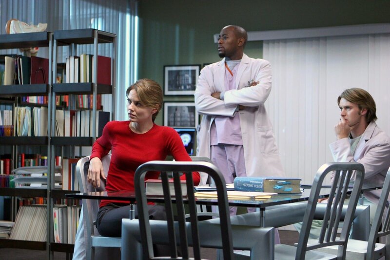 Dr. Allison Cameron (Jennifer Morrison, l.), Dr. Eric Foreman (Omar Epps, M.) und Dr. Robert Chase (Jesse Spencer, r.) haben es mit einem besonders schwierigen Fall zu tun … – Bild: PLURIMEDIA (Fox Broadcasting)