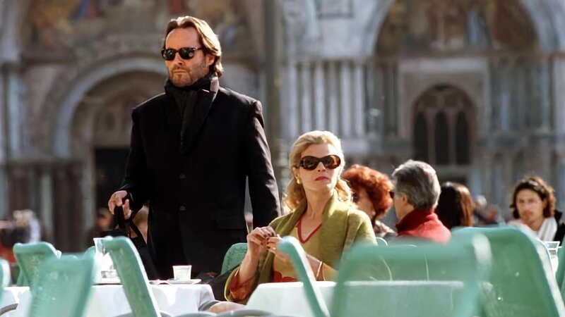 Flavia Petrelli (Leslie Malton) macht Commissario Brunetti (Uwe Kockisch) ein ungewöhnliches Geschenk – Bild: ARD