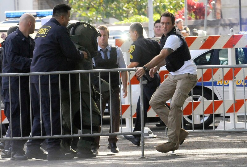 Nachdem Chin entführt wurde, versuchen Steve (Alex O’Loughlin, r.) und Danny (Scott Caan, M.) alles um ihn zu befreien. – Bild: CBS BROADCASTING INC.