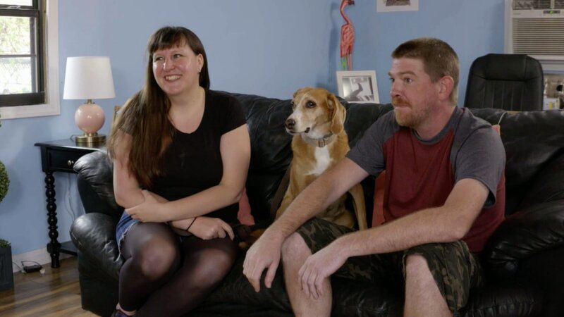 Adopters sitting on couch with Sunshine. – Bild: Animal Planet /​ Discovery Communications