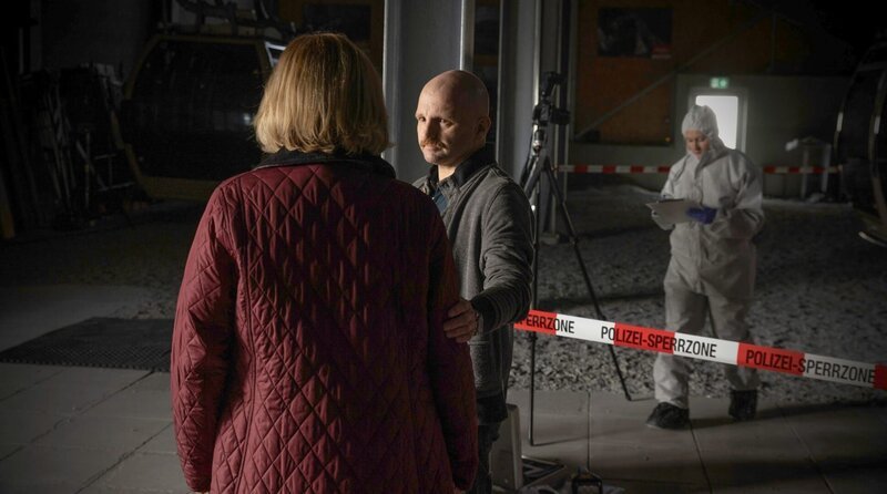 Urs (Yves Wüthrich, Mitte) sichert den Tatort – Bild: ORF/​Degeto/​Sava Hlavacek