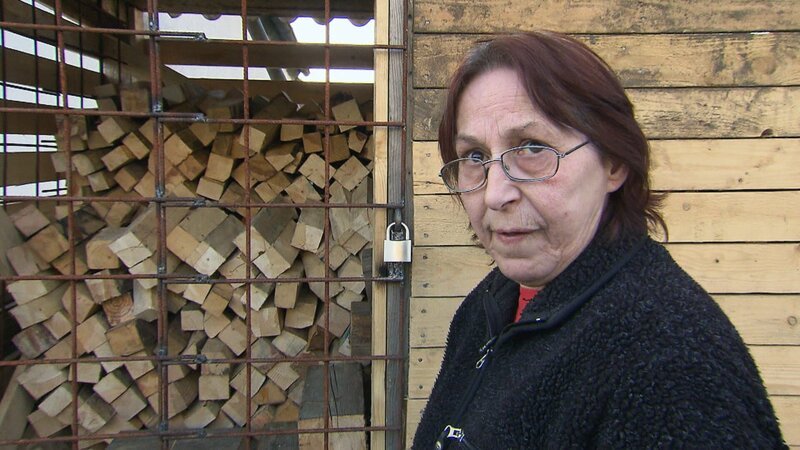 Dagmar hofft auf ihren Rentenbescheid. – Bild: RTL 2