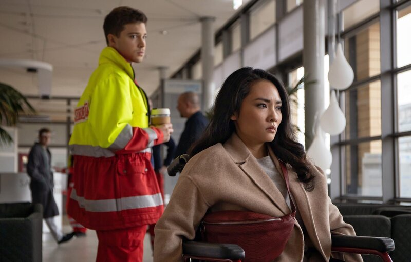 Kris Haas versucht seit Tagen ein unkompliziertes Date mit Dr. Lilly Phan auszumachen. Bei einem Sturz hat sich Lilly das Bein gebrochen, kann nicht arbeiten und hat somit unverhofft Zeit. Kris wittert seine Chance, doch Lilly ist durch den Wind und lässt ihn abblitzen, ohne, dass er überhaupt fragen konnte. – Bild: BR/​MDR/​Saxonia Media/​Rudolf Wernicke