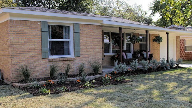 Landscaping frames the front porch. – Bild: Scripps Networks, LLC