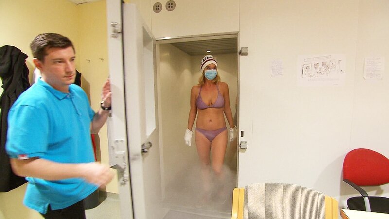 Christine Reiler in der Kältekammer. – Bild: ORF