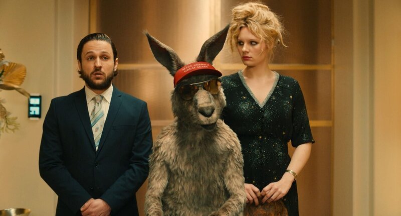 L-R: Marc-Uwe Kling (Dimitrij Schaad), Narrator / Känguru (Marc-Uwe Kling voice) and Maria (Rosalie Thomass) – Bild: ORF/Beta Film/Julia Terjung L-R: Marc-Uwe Kling (Dimitrij Schaad), Narrator / Känguru (Marc-Uwe Kling voice) and Maria (Rosalie Thomass) – Bild: ORF/Beta Film/Julia Terjung