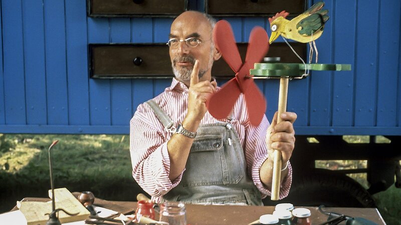 Peter (Peter Lustig) entdeckt die Kraft, die im Wind steckt und nutzt sie für seine neuen Erfindungen. – Bild: ZDF und studio tv