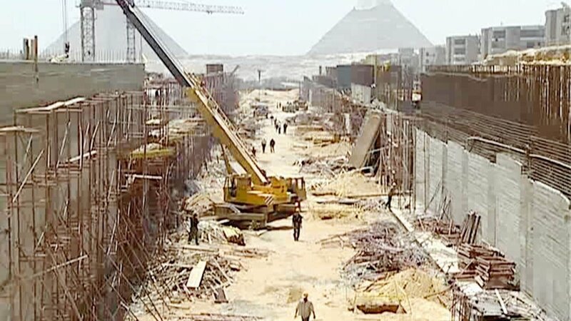 Das Große Ägyptische Museum beherbergt das faszinierende Erbe des Landes. Mehr als 100.000 antike Artefakte werden hier ausgestellt. Zwanzig Jahre dauerte es, bis das Mega-Projekt fertiggestellt war. Das Budget: eine Milliarde Euro. – Bild: RTL /​ ADAMA