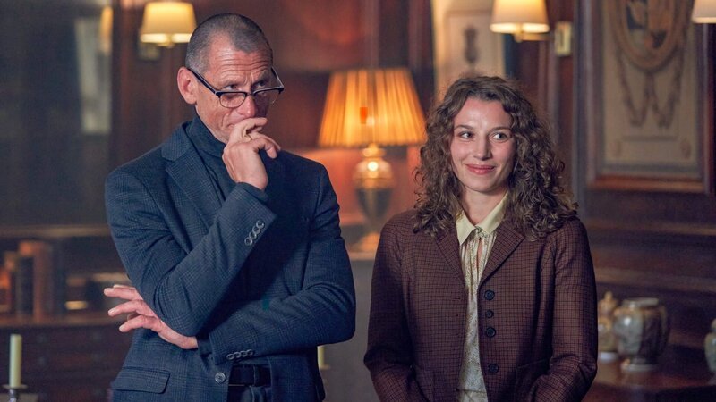 Superintendent Paul Harrison (Jörg Stadler) hat für seine Vikarin Rebecca (Antonia Bill) eine neue Gemeinde gefunden. – Bild: ORF/​ZDF/​Jon Ailes