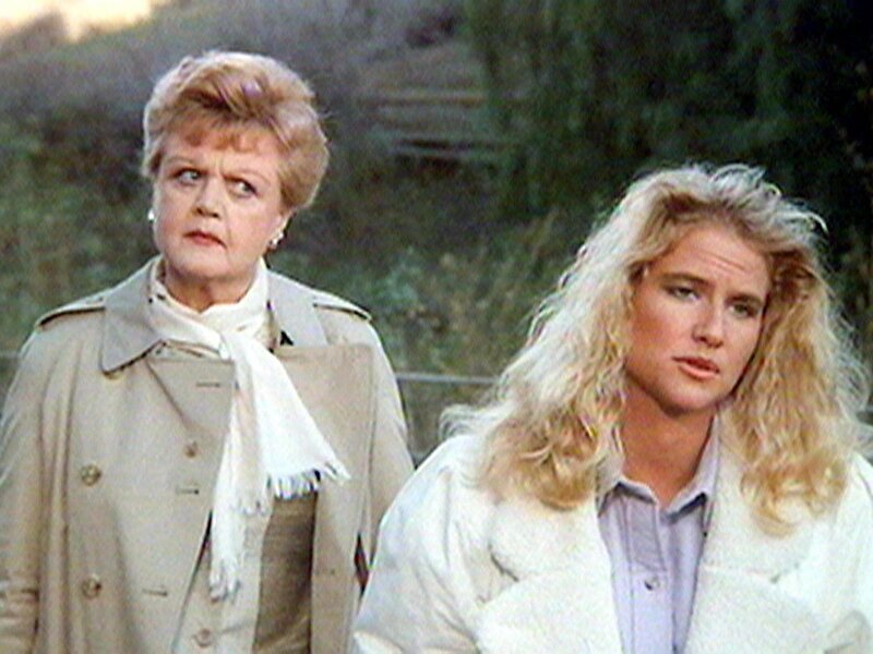 Jessica (Angela Lansbury) versucht gemeinsam mit der Schwester des Toten, Linda Bonner (Ciny Fischer), den Mord aufzuklären. – Bild: Warner TV Serie