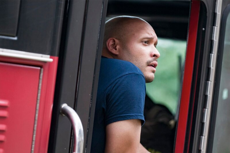 -- „The Hose or The Animal“ Episode 501 -- Pictured: Joe Minoso as Joe Cruz -- (Photo by: Matt Dinerstein/​NBC) – Bild: NBCUniversal Media, LLC-UNIVERSAL CHANNEL