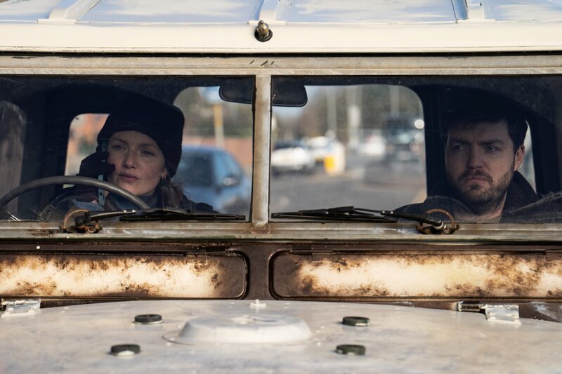 l-r: Robin Ellacott (Holliday Grainger), Cormoran Strike (Tom Burke) – Bild: Sam Taylor/​HBO /​ Warner /​ Die Verwendung ist nur bei redaktioneller Berichterstattung im Rahmen einer Programmankündigung ab 2 Monate vor der ersten Auss /​ © Home Box Office, Inc. All rights reserved. HBO® and all related programs are  …