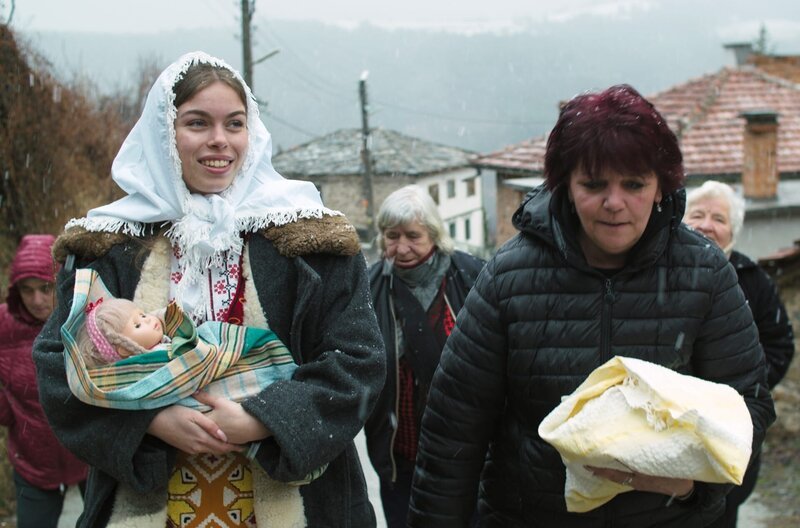 Das Dorf Dobralak liegt im Rhodopen-Gebirge an der Südgrenze Bulgariens. Die heute hier verbliebenen 50 Bewohner sind in den langen Wintern unter sich. – Bild: MedienKontor/​Andreas Bergmann