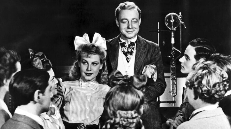 Johannes Pfeiffer (Heinz Rühmann, Mitte) und Eva (Karin Himboldt) – Bild: ARD Degeto Johannes Pfeiffer (Heinz Rühmann, Mitte) und Eva (Karin Himboldt) – Bild: ARD Degeto