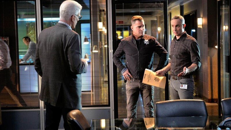 Nick (George Eads, M.) und Hodges (Wallace Langham, r.) setzen D.B. (Ted Danson) über ihre neuesten Erkenntnisse im Fall des ermordeten Superhelden in Kenntnis. – Bild: MG RTL D
