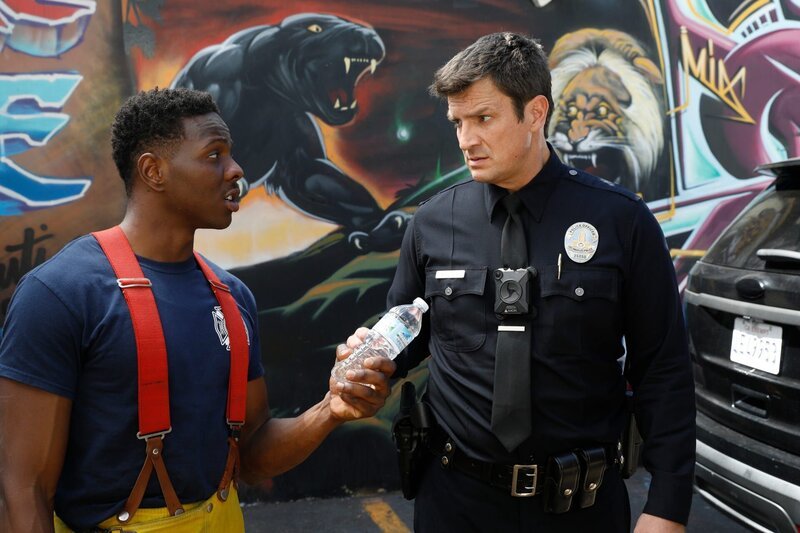 John Nolan (Nathan Fillion, r.) und Feuerwehrbeamter Antonio (Mitchell Edwards, l.) arbeiten bei einem Einsatz zusammen. – Bild: ZDF und Rick Rowell.