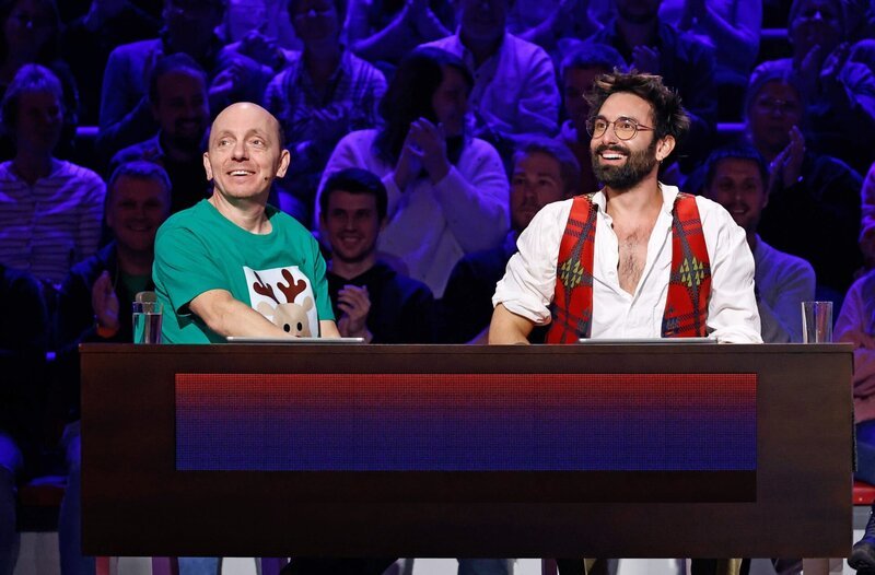 Rateteam-Kapitän Bernhard Hoëcker (l.) mit Sänger Tom Neuwirth (r.), auch bekannt als ‚Conchita Wurst‘. – Bild: ARD/​Morris Mac Matzen