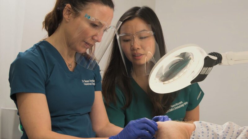 Mid Shot of Dr Emma and Nurse Rosie examining Roger Bennett’s elbow. Roger Bennet lying in bed, Dr Emma touching elbow as Nurse Rosie looks on – Bild: 2021, Discovery, Inc. All Rights Reserved.