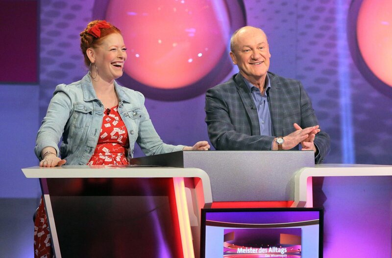 Entertainerin Enie van de Meiklokjes und Comedian Bodo Bach sind ein eingespieltes Rateteam beim Wissensquiz „Meister des Alltags“. Gemeinsam stellen sie sich den kniffeligen Fragen aus dem prallen Leben. – Bild: SWR/​Peter A. Schmidt