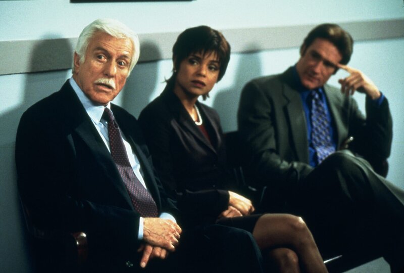 (v.l.n.r.) Dr. Mark Sloan (Dick Van Dyke); Amanda Bentley-Livingston (Victoria Rowell); Steve Sloan (Barry Van Dyke) – Bild: MMXVII CBS Broadcasting Inc. Lizenzbild frei