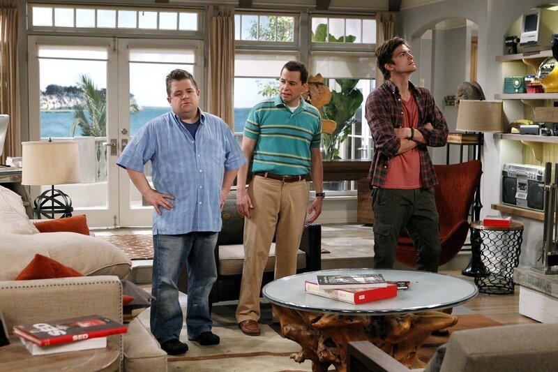 Während Waldens (Ashton Kutcher, r.) ehemaliger Geschäftspartner Billy Stanhope (Patton Oswalt, l.) auftaucht und das Kriegsbeil begraben möchte, stellt Alan (Jon Cryer, M.) fest, dass er keinen besten Freund auf der Welt hat … – Bild: Warner Brothers Entertainment Inc. Lizenzbild frei