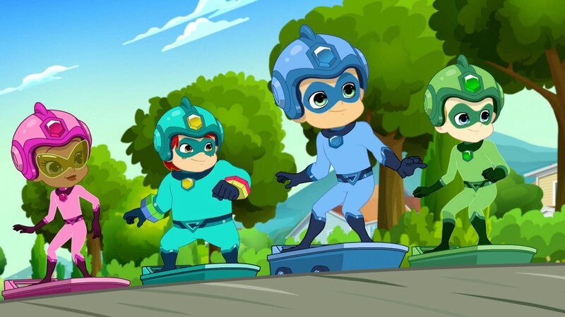 Patty Billy Pedro und Jackson auf Skateboards. – Bild: ORF/​YFE Your Family Entertainment