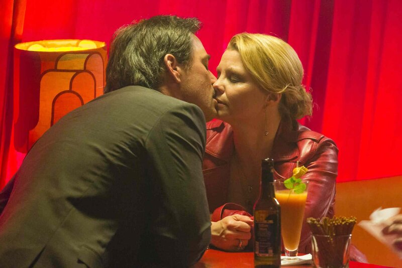 Hat ihre Liebe eine Chance? Danni (Annette Frier, r.) und Olli (Jan Sosniok, l.) – Bild: SAT.1 /​ Frank Dicks Eigenproduktionsbild frei