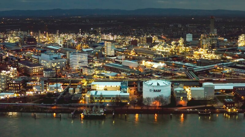 SWR BASF – DIE CHEMIE DES GELDES, „Ein Konzern zwischen Profit und Moral“, am Dienstag (17.12.24) um 21:00 Uhr im SWR. Die BASF ist das weltweit größte Chemieunternehmen. Aufgrund der hohen Energiekosten in Deutschland wird hier gekürzt und gespart. Im autoritären China investiert BASF rund zehn Milliarden Euro in dein großes neues Werk. Die Reportage fragt nach Abhängigkeiten und vergleicht Bedingungen sowie Auflagen in China und Deutschland. Bild: der Stammsitz in Ludwigshafen – Bild: SWR
