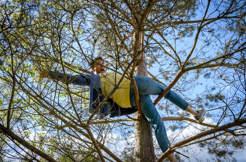 Henry (Elias Reichert) droht, vom Baum zu stürzen. – Bild: ORF/​ARD/​Christof Arnold
