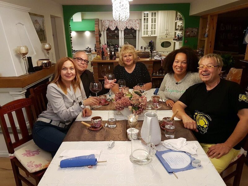 V.l.: Katharina, Karl, Gastgeberin Karin, Katharina und Andreas – Bild: RTL Living