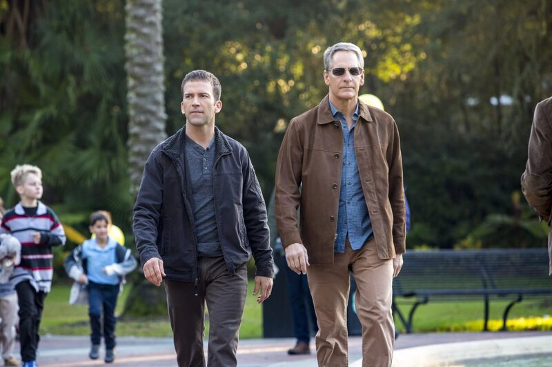 Bei einer Schießerei im Zug wird ein Navy Offizier von einem Unbekannten gerettet, der kurz darauf wieder von der Bildfläche verschwindet. Pride (Scott Bakula, r.), LaSalle (Lucas Black, l.) und der Rest des Teams begeben sich auf die Suche nach dem mysteriösen Helfer … – Bild: CBS Broadcasting, Inc.