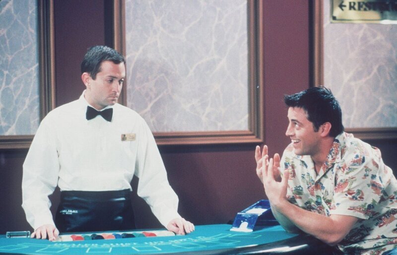Joey (Matt LeBlanc, re.) fällt im Spielcasino negativ auf. – Bild: ProSieben Media AG
