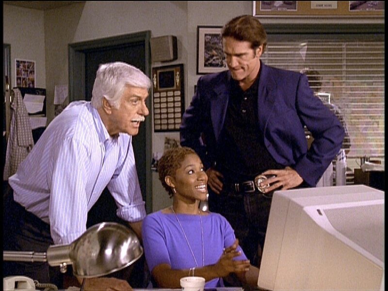 Steve (Barry Van Dyke, r.) und seine Kollegin Sandra können Marks (Dick Van Dyke, l.) Verdacht mit Hilfe der Computertechnik bestätigen. – Bild: Viacom Lizenzbild frei