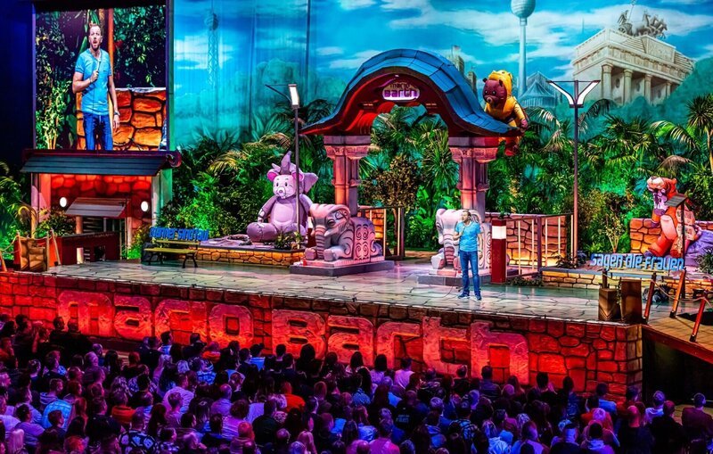 Mario Barth, der King of Comedy, begeistert mit seinem Bühnenprogramm „Männer sind faul, sagen die Frauen“ die Republik. Und auch diesmal weiß der größte Paartherapeut der Galaxis wieder Erstaunliches und Absurdes aus dem Beziehungsalltag von Frauen und Männern zu berichten. – Bild: TVNOW /​ Sebastian Drüen