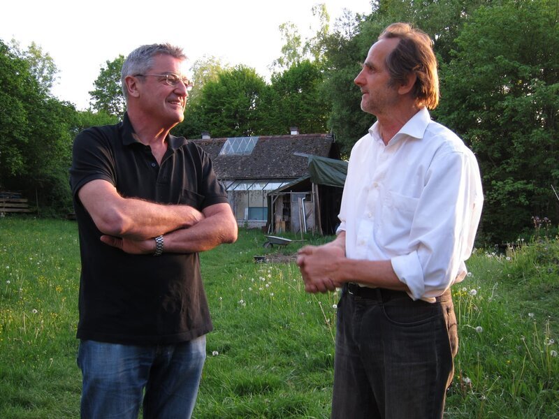 In Schondorf am Ammersee trifft Franz Gernstl den Wassermaler Andreas Kloker (rechts). – Bild: BR/​megaherz gmbh