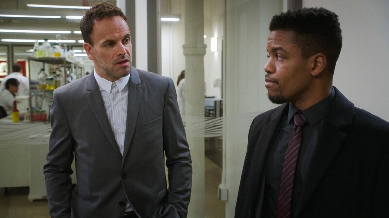 L-R: Sherlock Holmes und Detective Marcus Bell. – Bild: PLURIMEDIA (CBS Broadcasting Inc.)