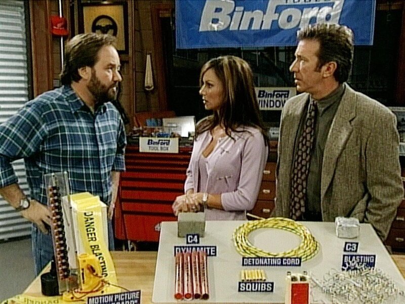 Tim (Tim Allen) und Heidi (Debbe Dunning) wundern sich sehr: Trotz dem Tod seiner Mutter will Al (Richard Karn, li.) direkt wieder in der Show arbeiten. – Bild: ORF 1