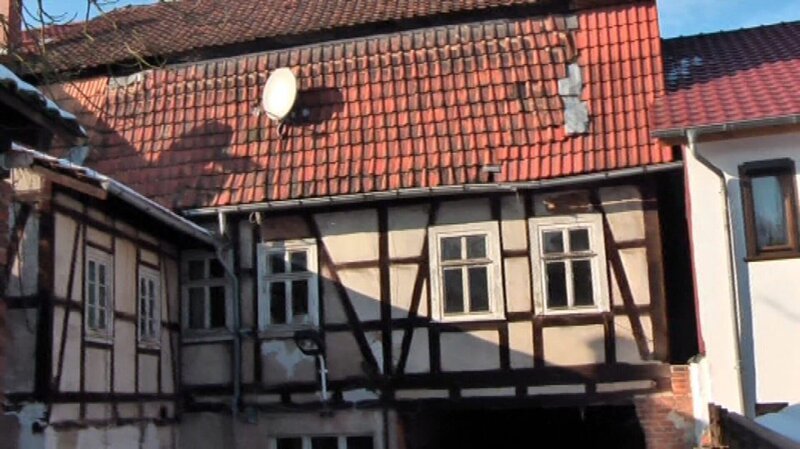 Für 10.000 Euro haben sich Peter und Roland ein Fachwerkhaus gekauft. Doch schnell stellt sich heraus, dass das alte Haus noch einige Arbeit für die beiden bereithält – Bild: RTL II