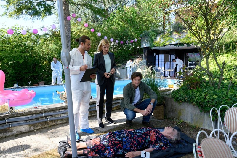 Wer hat die Opernsängerin Olga Bechtle (Komparsin) nach ihrer Party im Pool ermordet? Rechtsmediziner Dr. Benedikt Förster (Florian Wünsche, l.) und die Spurensicherer (Mike Zaka Sommerfeldt) liefern erste Erkenntnisse an die Kommissare Martina Seiffert (Astrid M. Fünderich, M.) und Jo Stoll (Peter Ketnath, r.), die im Zuge ihrer weiteren Ermittlungen auf ein umstrittenes Immobilienrenten-Modell stoßen. – Bild: Markus Fenchel /​ ZDF Enterprises GmbH