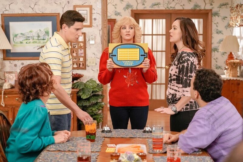L-R: Geoff Schwartz (Sam Lerner), Beverly Goldberg (Wendi McLendon-Covey) and Erica Goldberg (Hayley Orrantia) – Bild: ORF/​Sony Pictures/​ABC/​Lisa Rose