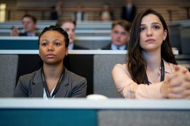 L-R: Harper Stern (Myha’la Herrold) and Yasmin Kara-Hanani (Marisa Abela) – Bild: Sky Atlantic