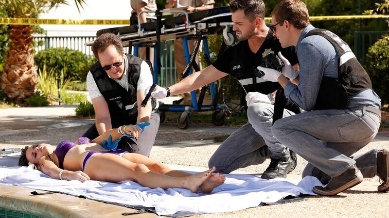 David Phillips (David Berman, l.), Nick Stokes (George Eads) und Greg Sanders (Eric Szmanda, r.) entdecken am Finger des Opfers einen sündhaft teuren Diamantring, durch den sie als Daycia Fox (Marielle Jaffe) identifiziert werden kann. – Bild: TVNOW /​ CBS