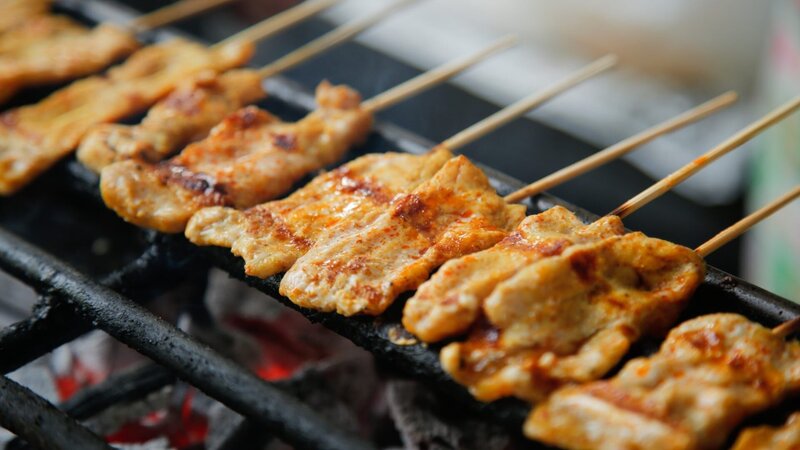 Spieße mit gegrilltem Hühnchen-Satay sind ein beliebter Streetfood-Snack in Chiang Mai. – Bild: ORF/​Warner/​The Travel Channel