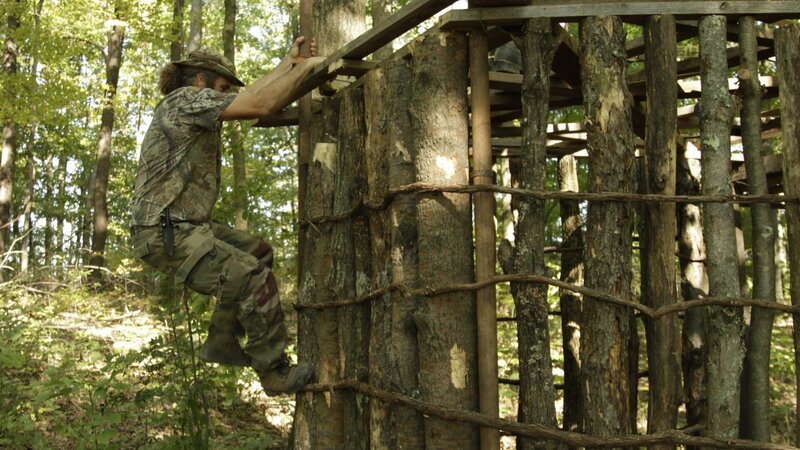 Willy climbs to the top of the trap to make some final touches – Bild: Travel Channel /​ Scripps