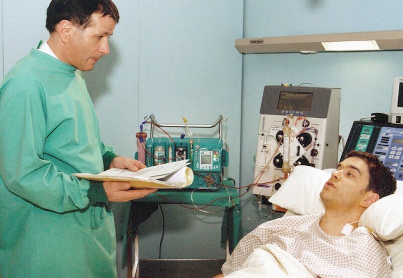 Dr. Heilmann (Thomas Rühmann, rechts) ist sich nicht sicher, ob der beste Freund des Patienten Tom Mühlbach (Oliver Boysen) der richtige Spender ist. – Bild: MDR/​Krajewski