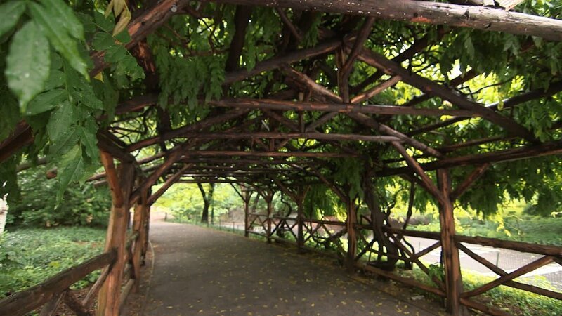 Eine so großartige Stadt wie New York City benötigt auch einen ebenso großartigen Park – den Central Park. Die berühmteste Grünfläche der Welt erstreckt sich über 51 Blocks und lockt mit zahlreichen Attraktionen jährlich über 40 Millionen Besucher an. – Bild: Indigo Films