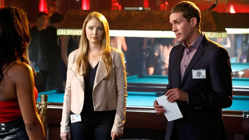 In dem Billiardsalon „Vegas Rails“, der dem Opfer früher gehörte, wird Natalie Barrow (Melanie Liburd, l.) von Morgan (Elisabeth Harnois) und Greg (Eric Szmanda) befragt. Kann sie den Ermittlern bei der Aufklärung des Mordes helfen? – Bild: MG RTL D /​ CBS