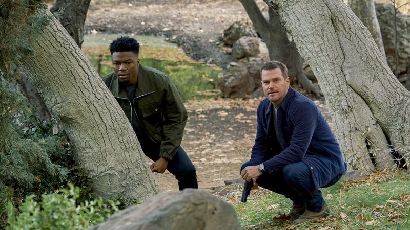 Special Agent Devin Roundtree (Caleb Castille, l.); Special Agent G. Callen (Chris O’Donnell, r.) – Bild: CBS Broadcasting, Inc.