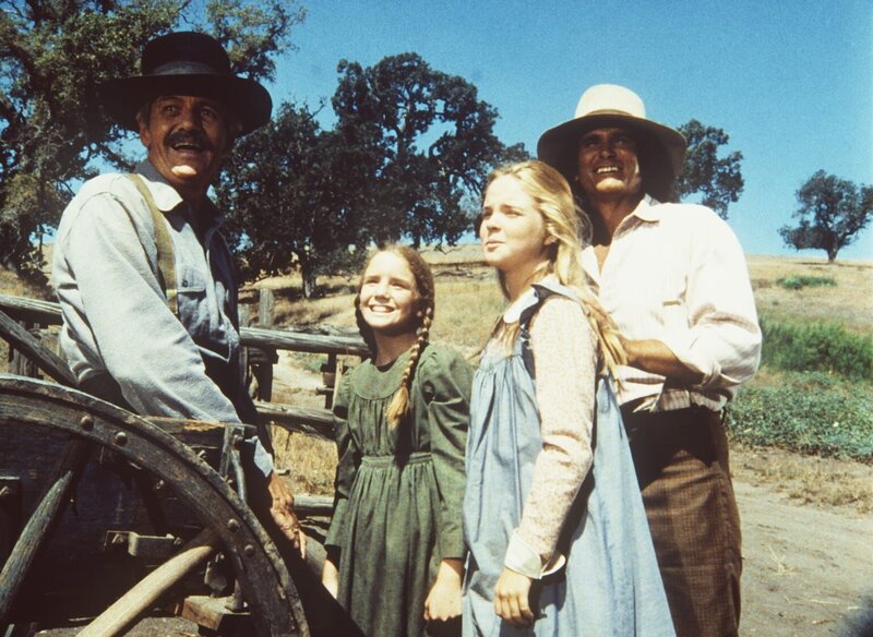 Lansford Ingalls (Arthur Hill, l.) wird von Laura (Melissa Gilbert, 2.v.l.), Mary (Melissa Sue Anderson) und Charles (Michael Landon, r.) sehr herzlich empfangen. – Bild: Worldvision Lizenzbild frei