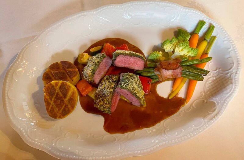 Gasthaus Weißes Lamm: Lammrücken auf Ratatouille mit Kartoffelplätzchen. – Bild: BR/​Bewegte Zeiten Filmproduktion GmbH